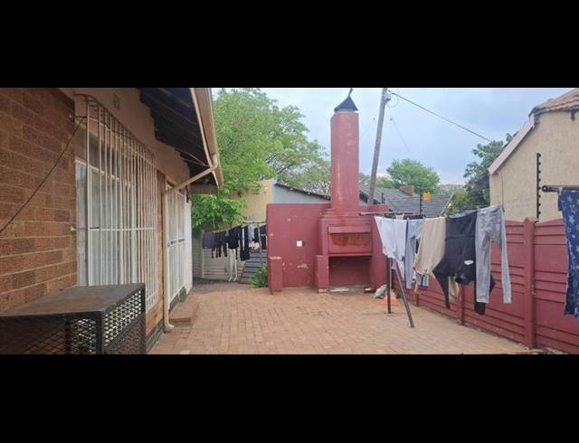 9 BEDROOM HOUSE FOR SALE IN KEMPTON PARK EXT 03